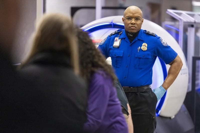 Trump Orders Emergency Payments to Agents to Contain U.S. Airport Crisis
