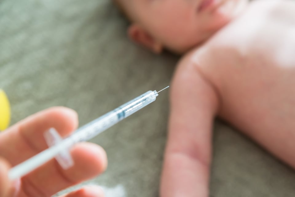 Más allá de las vacunas: crece el rechazo a cuidados básicos en recién nacidos y alarma a pediatras featured image