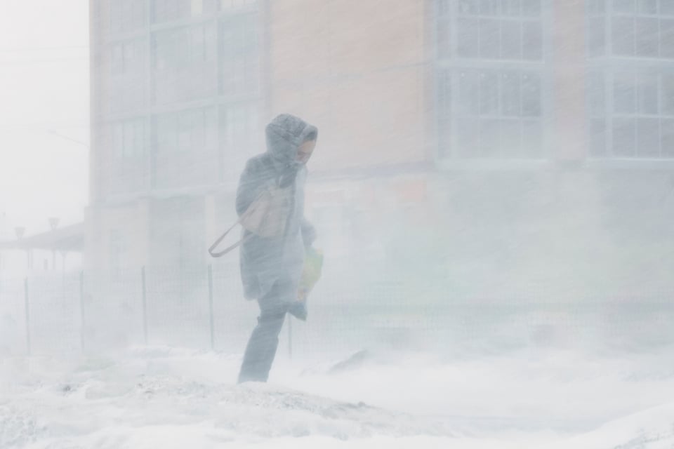 Ventisca golpea al Medio Oeste de EEUU: ciudades colapsadas, viajes cancelados y nieve que podría durar hasta mayo