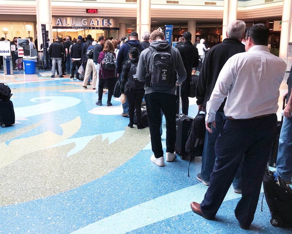Caos en aeropuertos de EE.UU.: consejos clave ante la crisis y el despliegue de ICE featured image