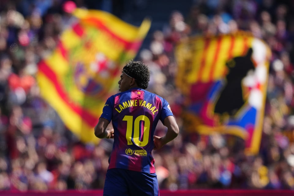 Barcelona sufre ante Rayo y gana con Araujo