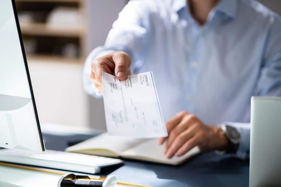 Empresa de préstamos pagará miles de cheques de $2.000 por demanda: conoce quiénes reciben el pago