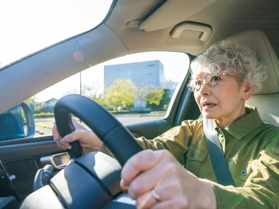 ¿Dejar de conducir por edad? La verdad que muchos desconocen en EE.UU featured image