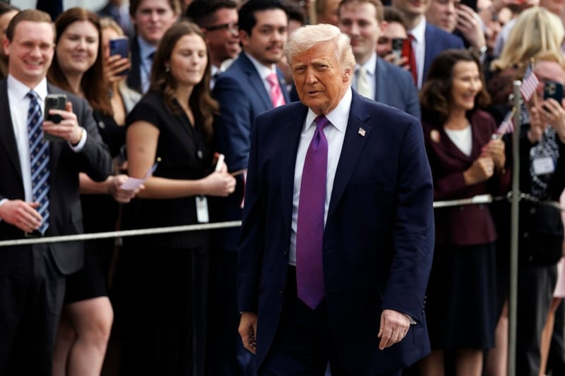 Trump detiene su discurso tras desmayo de una seguidora en Kentucky