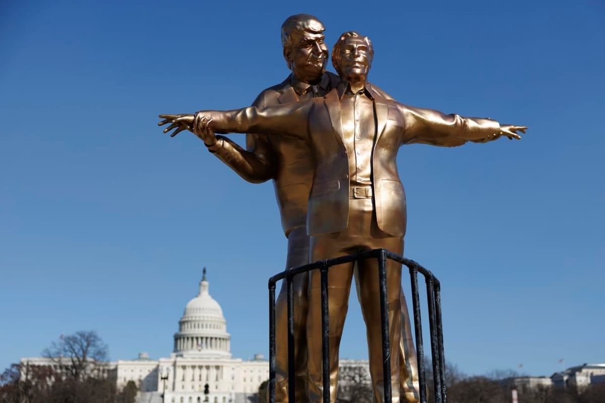 Aparece en Washington una estatua de Trump y Epstein estilo “Titanic”
