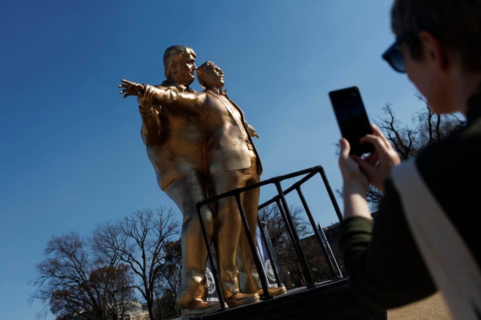 Estatua, Trump, Epstein, MundoNOW
