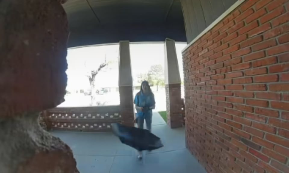 ¡ESCALOFRIANTE! Cámara capta voz inexplicable en casa vacía de Texas