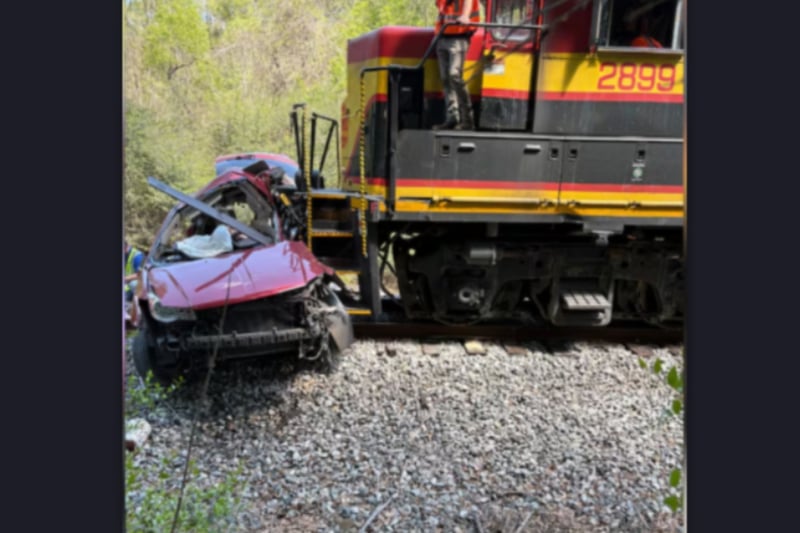 Cinco muertos tras brutal choque entre tren y furgoneta en Mississippi
