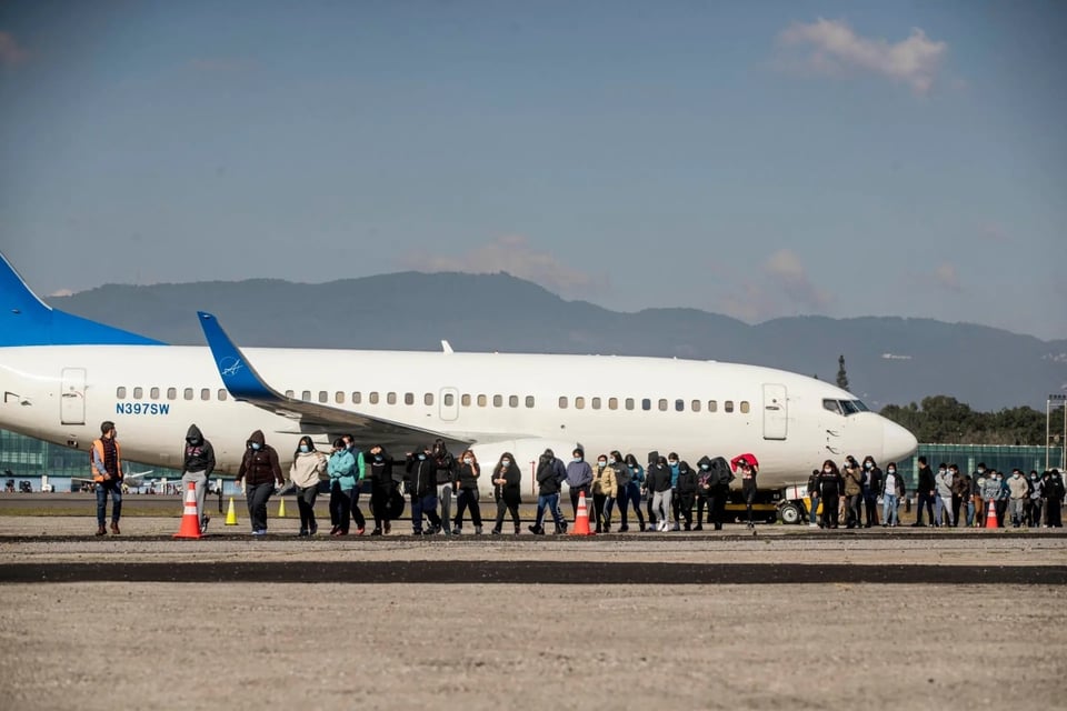 Tribunal autoriza a Trump mantener deportaciones de migrantes a terceros países