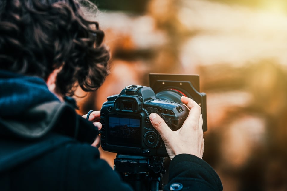 Golpean a fotógrafo en funeral de “El Mencho” en México