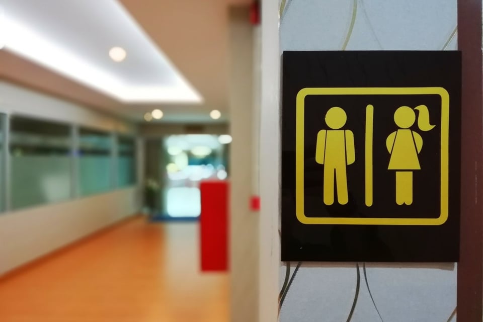 Texas amenaza con multas de $5.000 a escuelas por baños trans