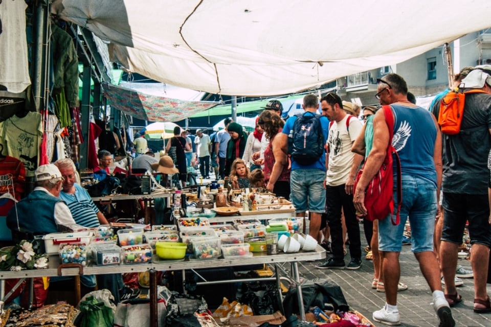 Gringo intenta callar a músico mexicano en un tianguis y desata indignación (VIDEO)