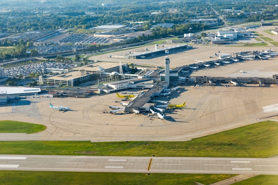 Evacúan aeropuerto, FBI, Kansas City MundoNOW