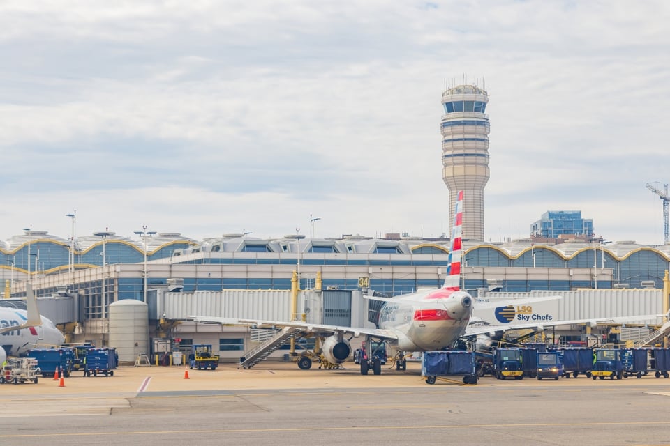 Evacúan centro aéreo y paralizan vuelos en Washington D.C.