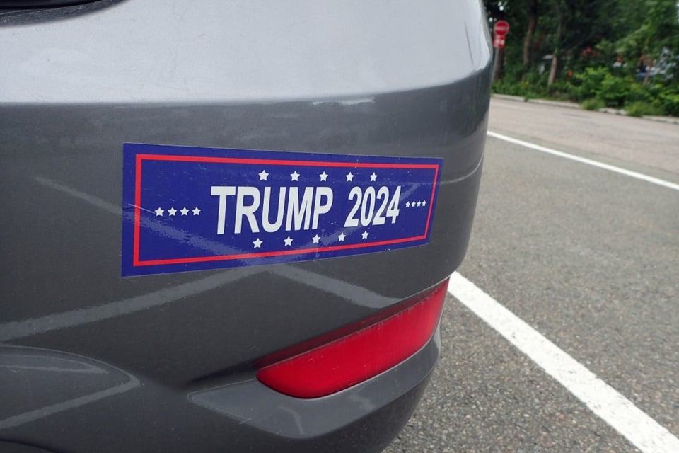 Estadounidense estalla contra Trump mientras arranca sticker “Trump 2024” de su auto