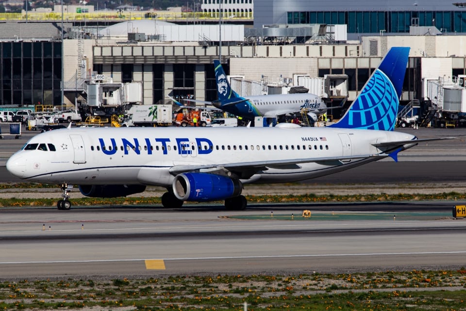 Avión con 180 pasajeros realiza aterrizaje forzoso en Los Ángeles tras falla en uno de sus motores