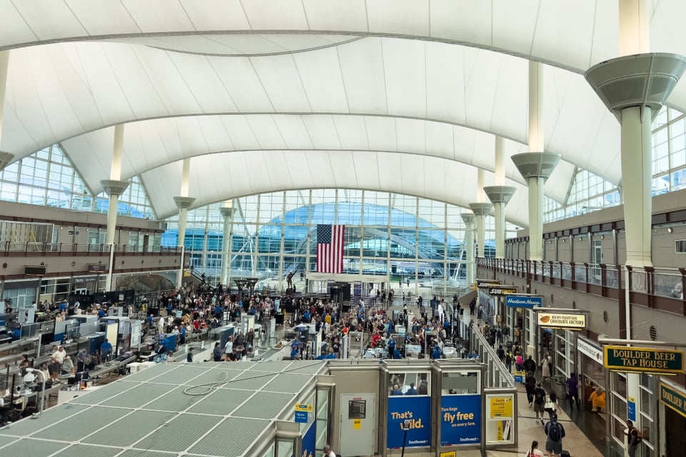 Retrasos y caos en aeropuertos por falta de personal en TSA