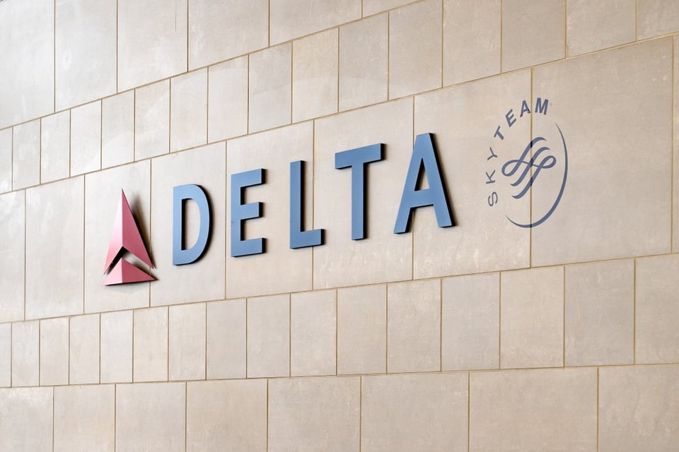 Delta retira beneficios a congresistas en medio del caos en aeropuertos