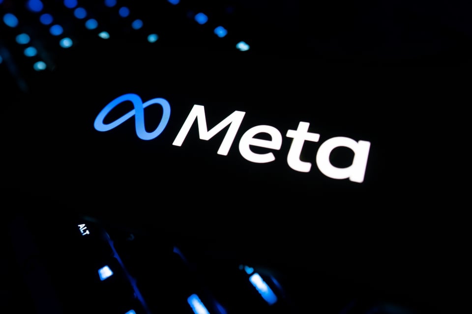 Meta enfrenta multa millonaria por riesgos a menores en sus plataformas