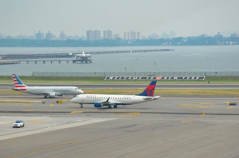 Reactivan pista en LaGuardia tras accidente aéreo que dejó víctimas y caos en vuelos