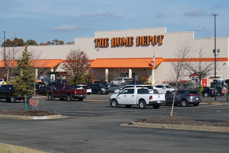 Denuncian operativos de ICE contra jornaleros en Home Depot de California