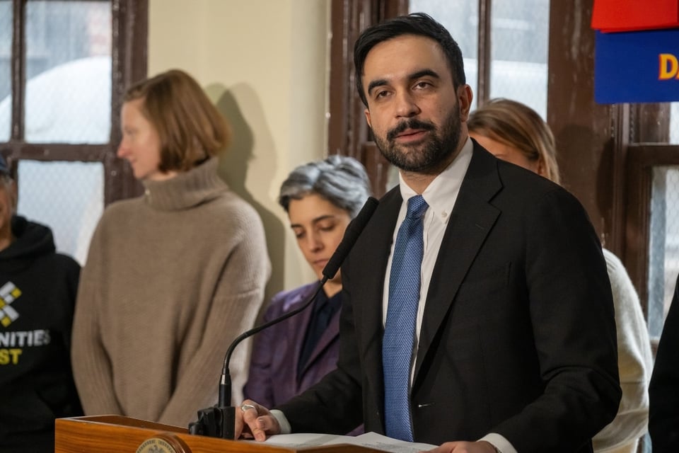 Alcalde de Nueva York ordena cerrar refugio clave para personas sin hogar