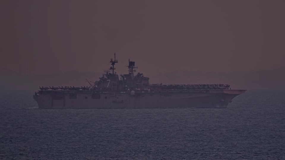 EE.UU. despliega buque de guerra tras un mes de conflicto con Irán