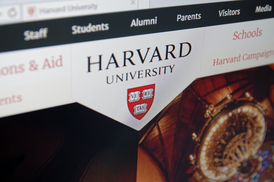 Trump lleva a Harvard a tribunales por presunta falta de protección a estudiantes featured image