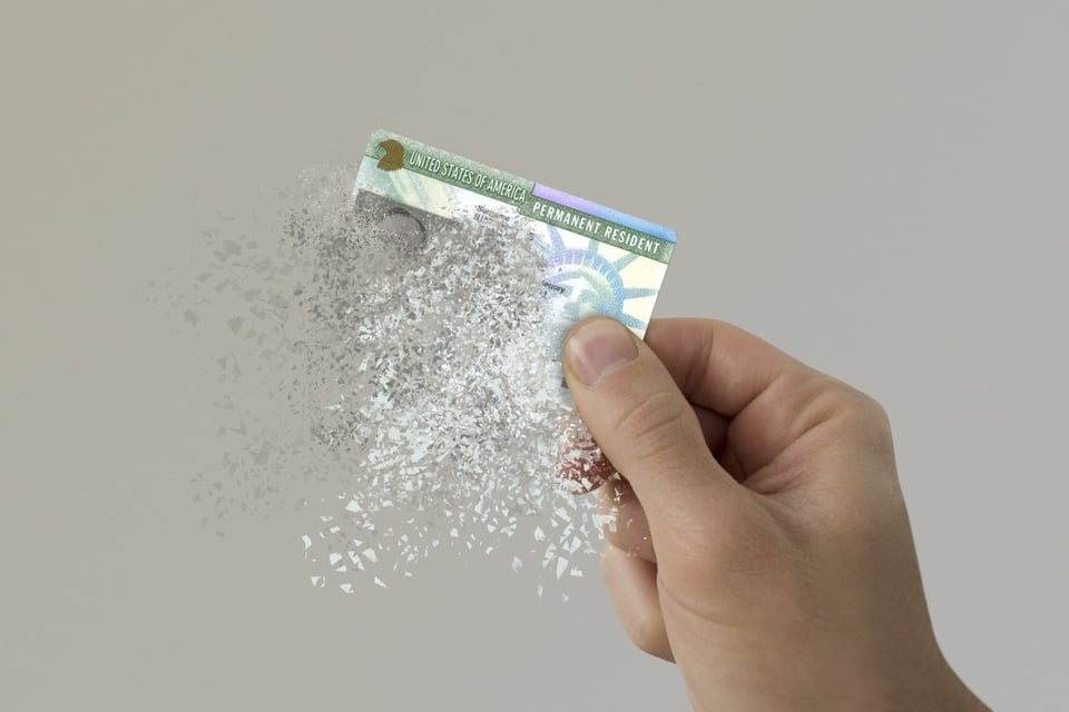 Green Card: los motivos legales que pueden impedir tu residencia permanente