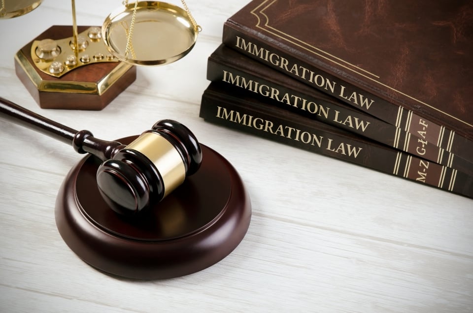 Se hizo pasar por juez en Zoom y estafó $15,000 a familia migrante