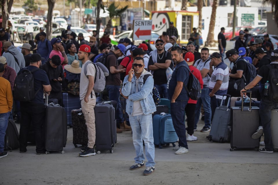 Jornaleros mexicanos cruzan a EE.UU. pese al temor para trabajar en el campo