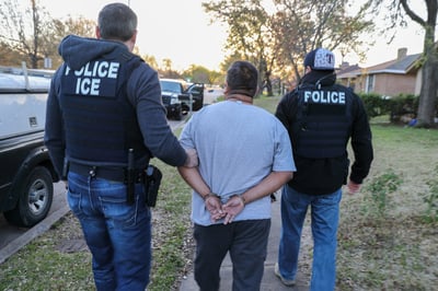 ICE reduce arrestos tras escándalo por muertes de ciudadanos