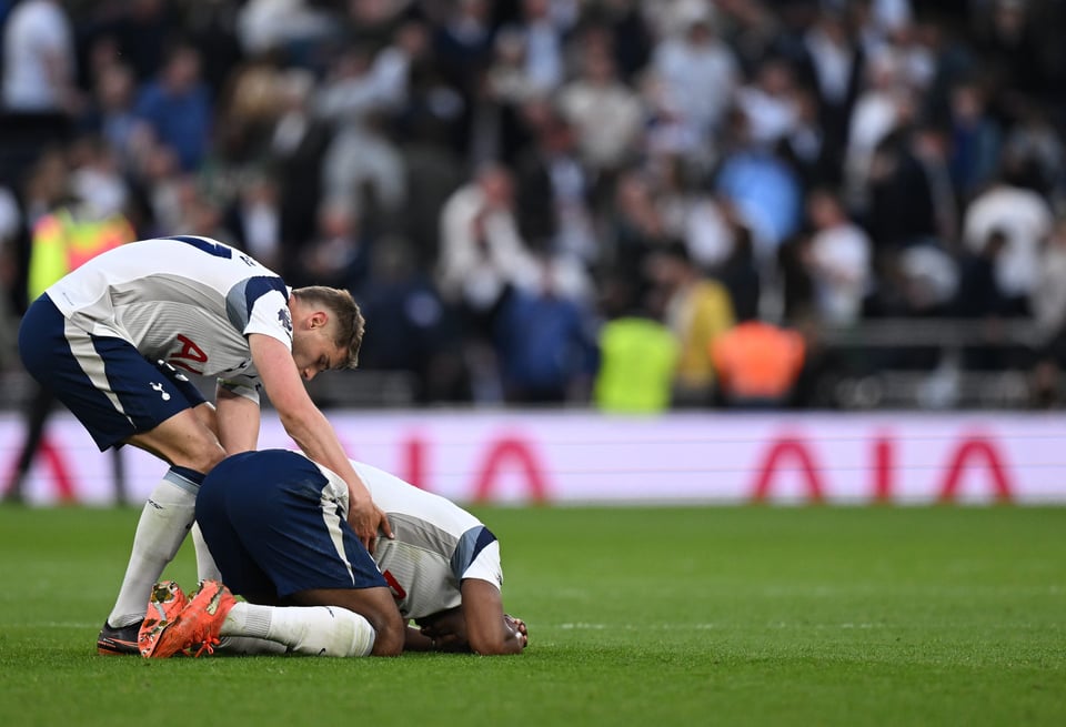 Tottenham se hunde tras empate agónico ante Brighton
