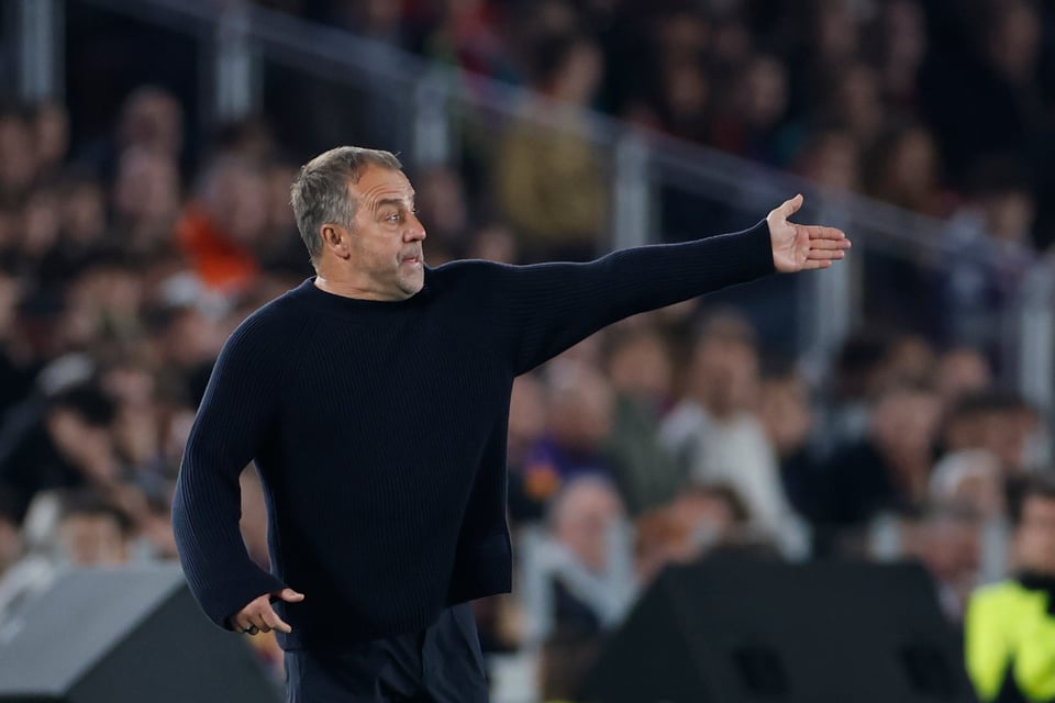 Flick critica al VAR tras polémica en derrota del Barcelona