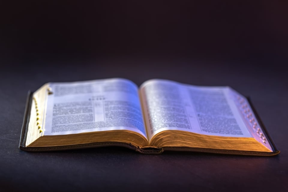 Trump lee la Biblia