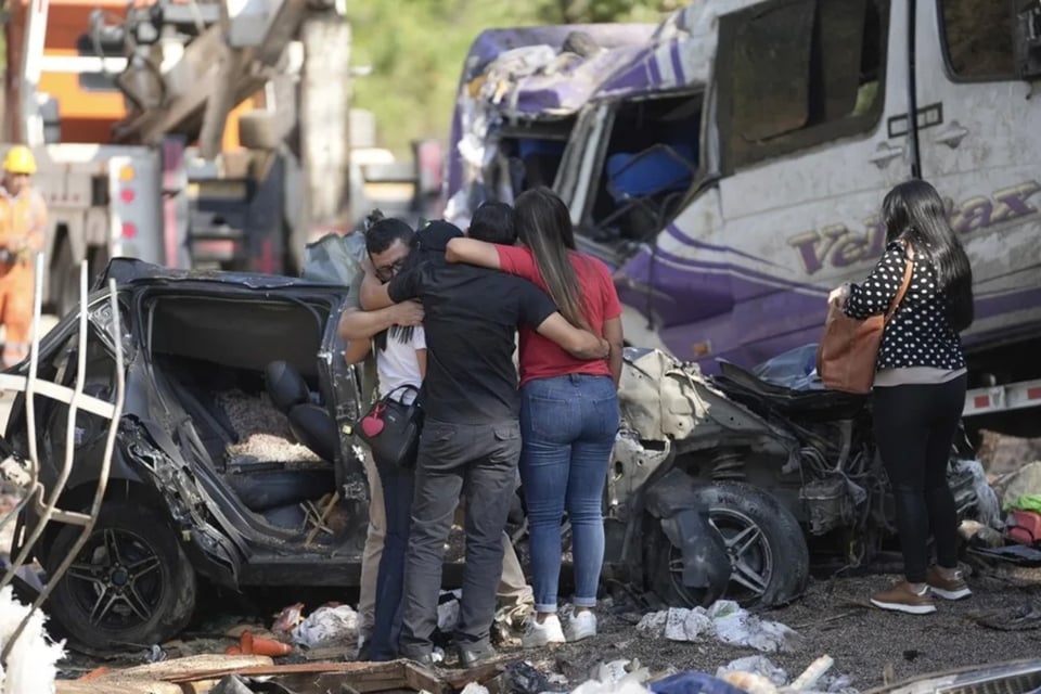 Ataque con bomba en la Vía Panamericana deja 19 civiles muertos en Colombia