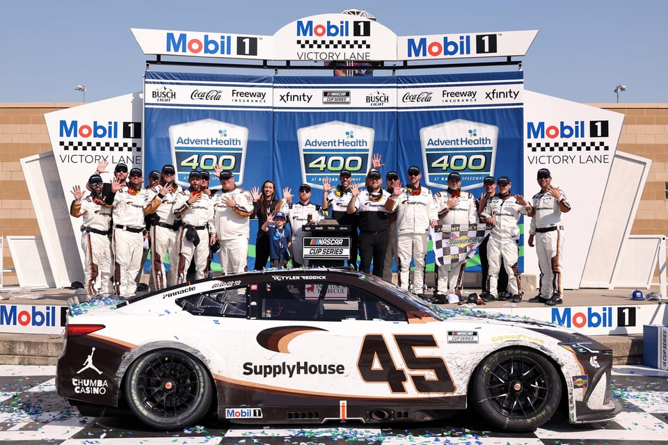 Tyler Reddick firma remontada épica y gana en NASCAR