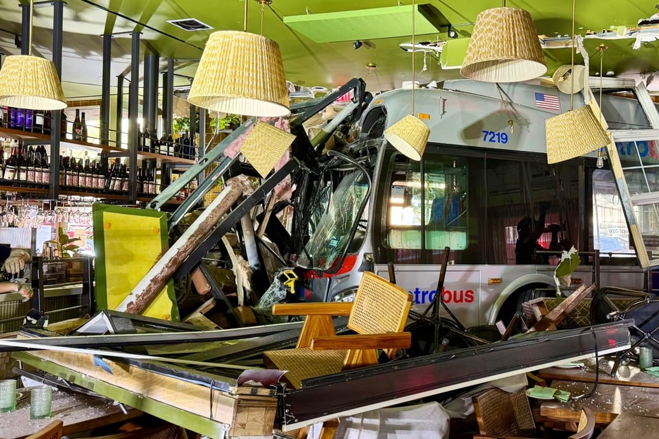 Autobús se estrella contra restaurante en Washington D.C. y deja tres hospitalizadas