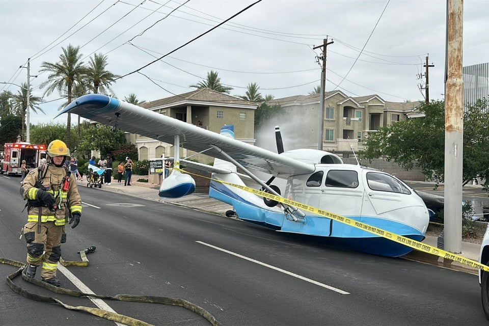 Avioneta aterriza de emergencia en plena calle de Phoenix y evita tragedia featured image