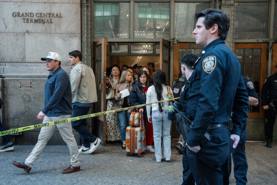 Policía abate a atacante tras apuñalamientos en metro de Nueva York