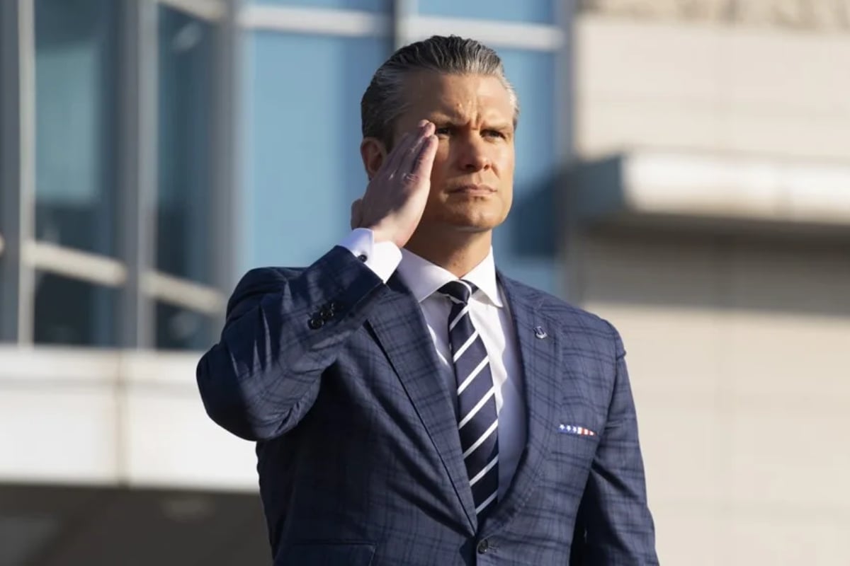 Secretario de Guerra de Trump desata polémica por sermón que mezcla Biblia y cine
