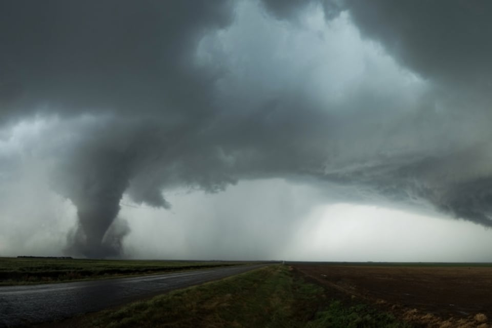 Tornado golpea Mineral Wells y deja destrucción: declaran desastre y toque de queda