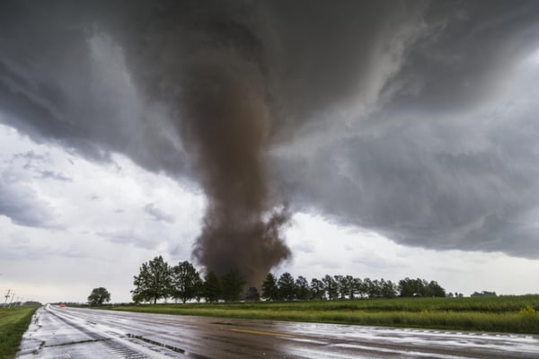 Noche de terror en Oklahoma: 15 tornados arrasan vecindarios y obligan a cerrar base aérea