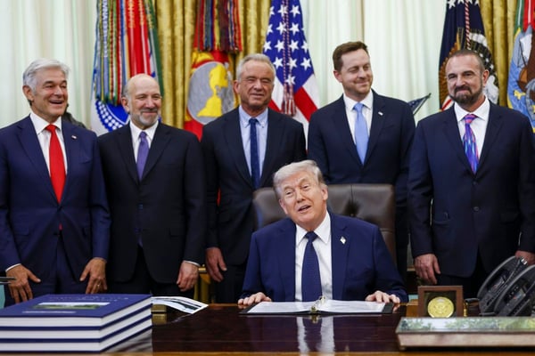 Trump firma acuerdo con Regeneron para bajar precio de medicamentos: Conoce descuentos y tratamientos gratuitos