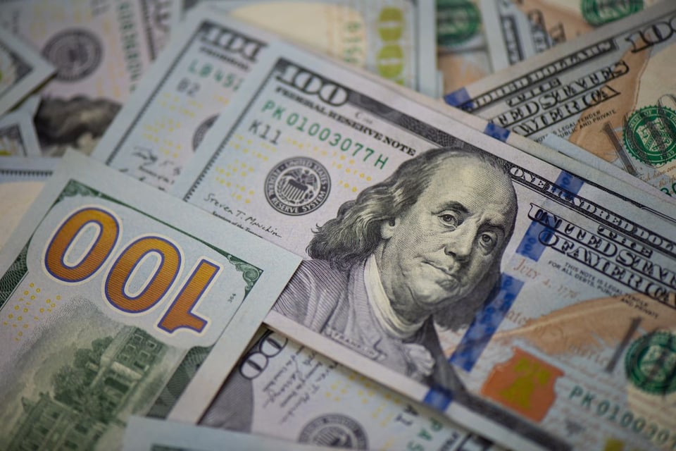 Dólar retrocede hoy 02/04 en México y cae en Colombia