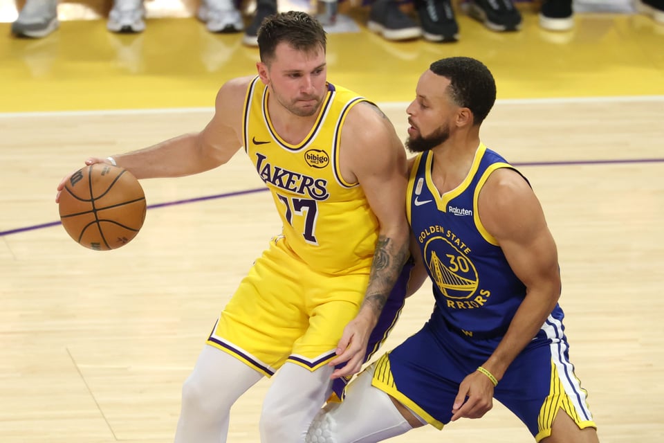 Curry y Doncic lideran la venta de camisetas en la NBA