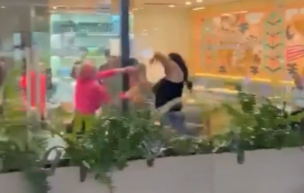 Caos en centro comercial de México: Mujer descubre infidelidad y protagoniza brutal pelea