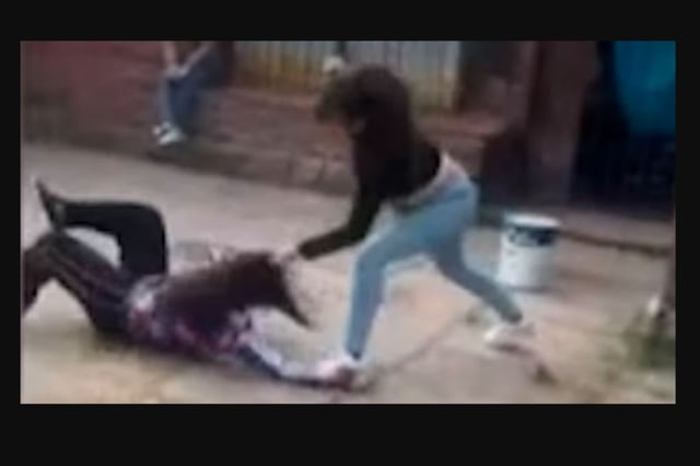 Estudiante golpea brutalmente a compañera discapacitada y difunde el video en redes