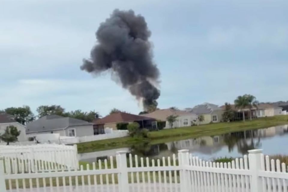 Avioneta se estrella en jardín de Florida y deja un muerto