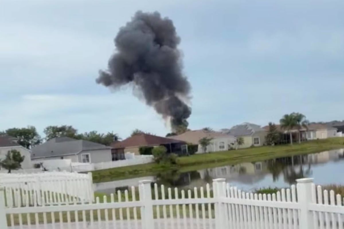 Avioneta se estrella en jardín de Florida y deja un muerto